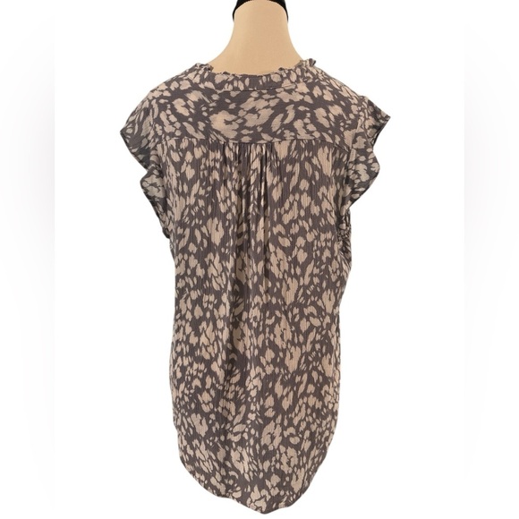 Fun 2 Fun Women's Gray and White Patterned Top with a flutter sleeve - Picture 4 of 7